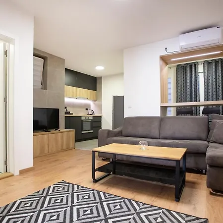 Ivy Apartment *